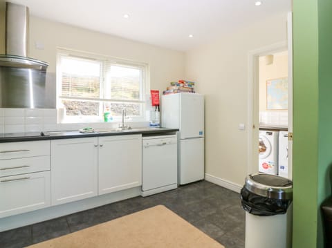 Cottage | Private kitchen | Dishwasher, highchair, cookware/dishes/utensils