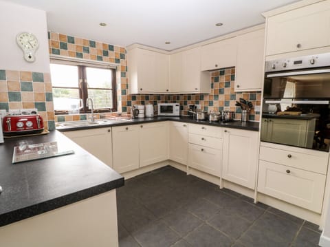 Cottage | Private kitchen | Fridge, microwave, stovetop, dishwasher