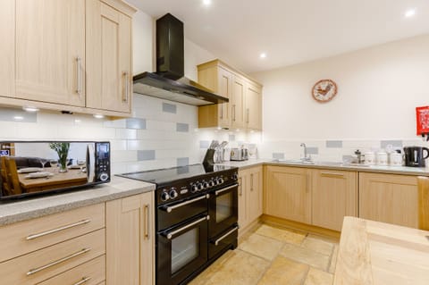 Cottage | Private kitchen | Fridge, microwave, stovetop, cookware/dishes/utensils