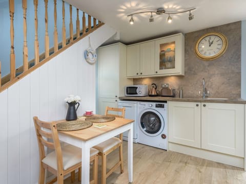 Cottage | Private kitchen | Fridge, microwave, stovetop, dishwasher