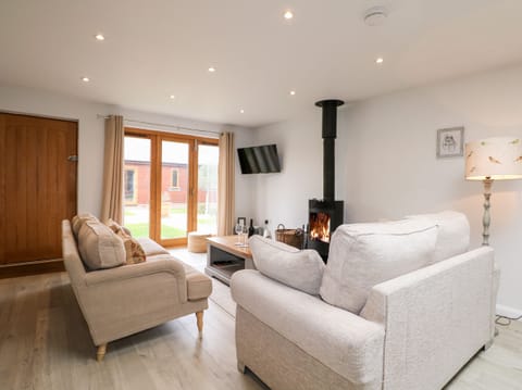 Cottage | Living area | Fireplace, DVD player