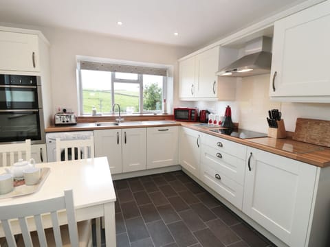 Cottage | Private kitchen | Dishwasher, electric kettle, toaster, highchair