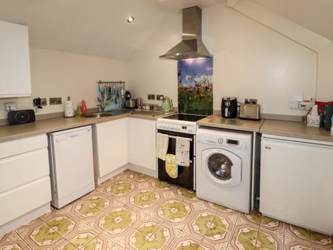 Cottage | Private kitchen | Microwave, stovetop, dishwasher, highchair