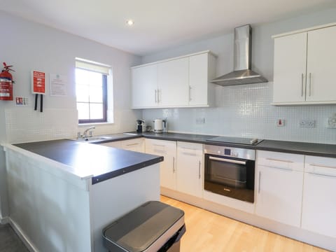 Cottage | Private kitchen | Dishwasher, electric kettle, toaster, cookware/dishes/utensils