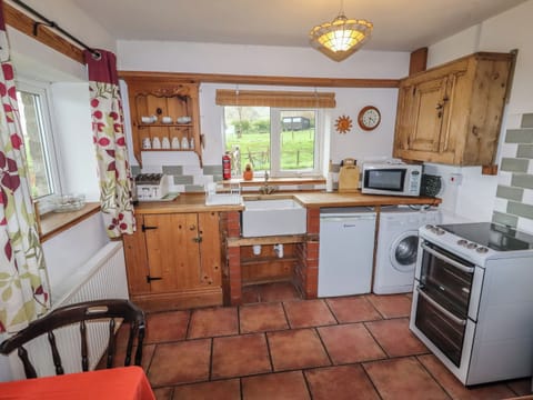 Cottage | Private kitchen | Fridge, microwave, stovetop, cookware/dishes/utensils