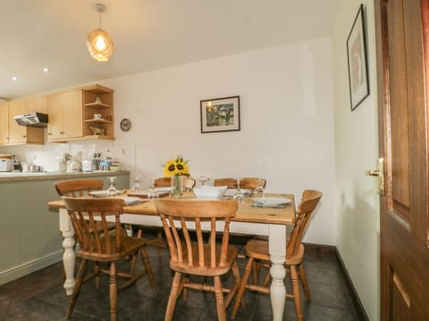 Cottage | Private kitchen | Dishwasher, electric kettle, toaster, highchair