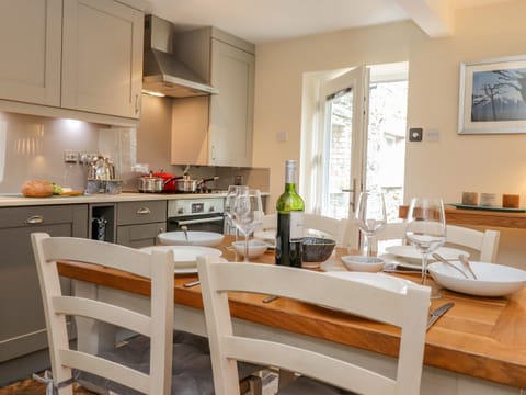 Cottage | Private kitchen | Microwave, stovetop, dishwasher, electric kettle