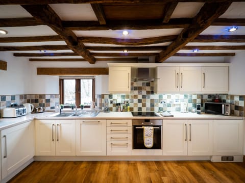 Cottage | Private kitchen | Dishwasher, electric kettle, toaster, cookware/dishes/utensils