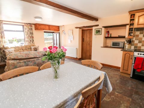Cottage | Private kitchen | Microwave, stovetop, highchair, cookware/dishes/utensils