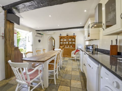 Cottage | Private kitchen | Fridge, microwave, stovetop, dishwasher