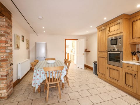 Cottage | Private kitchen | Dishwasher, electric kettle, toaster, highchair