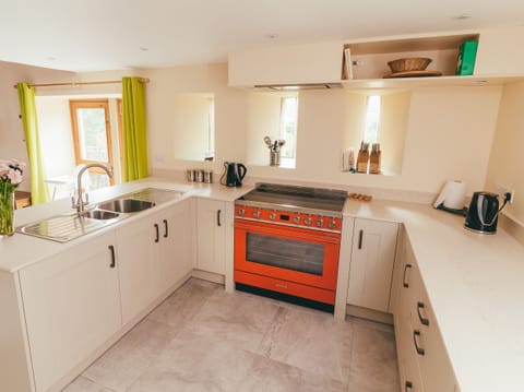 Cottage | Private kitchen | Fridge, microwave, stovetop, dishwasher