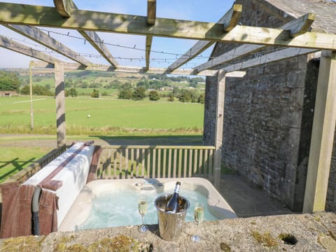 Cottage | Outdoor spa tub