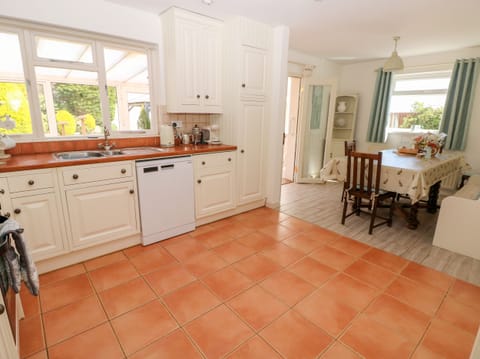 Cottage | Private kitchen | Fridge, microwave, stovetop, dishwasher