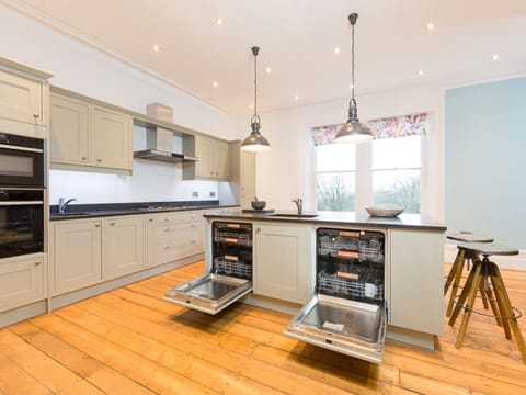 Cottage | Private kitchen | Dishwasher, cookware/dishes/utensils