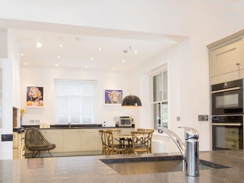 Cottage | Private kitchen | Dishwasher, cookware/dishes/utensils