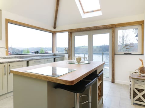 Cottage | Private kitchen | Microwave, stovetop, dishwasher, electric kettle