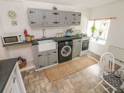 Cottage | Private kitchen | Cookware/dishes/utensils