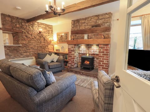 Cottage | Living area | Fireplace, DVD player