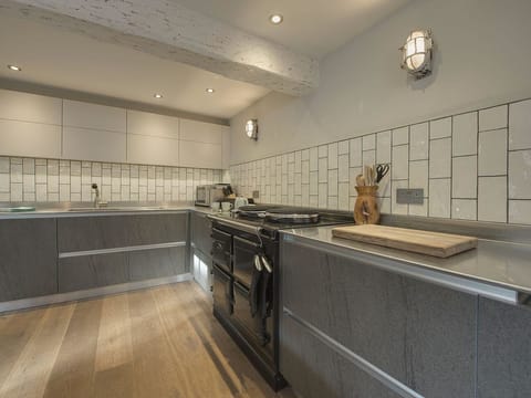 Cottage | Private kitchen | Microwave, stovetop, dishwasher, cookware/dishes/utensils