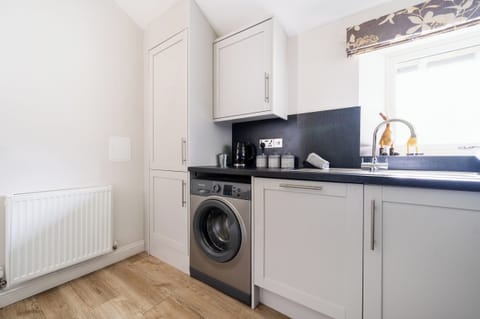 Cottage | Private kitchen | Dishwasher, cookware/dishes/utensils