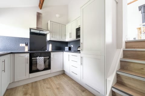 Cottage | Private kitchen | Dishwasher, cookware/dishes/utensils