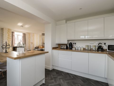 Cottage | Private kitchen | Dishwasher, cookware/dishes/utensils