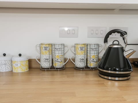 Cottage | Private kitchen | Dishwasher, cookware/dishes/utensils