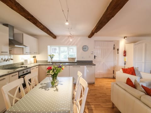 Cottage | Private kitchen | Fridge, microwave, stovetop, dishwasher