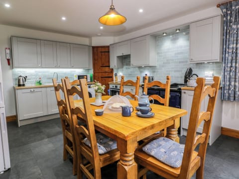 Cottage | Private kitchen | Microwave, stovetop, dishwasher, electric kettle