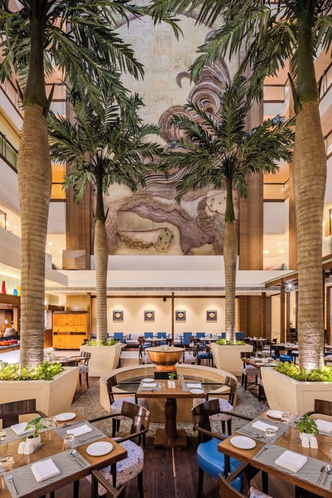 2 restaurants; breakfast, lunch, dinner, and brunch served