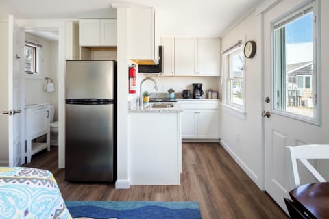 Cottage 8 - 1 Queen Bed, Courtyard View | Private kitchen | Fridge, oven, stovetop, dishwasher