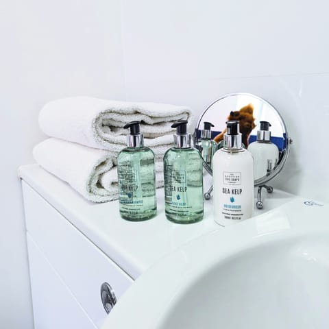 Standard Room | Bathroom | Shower, free toiletries, hair dryer, towels