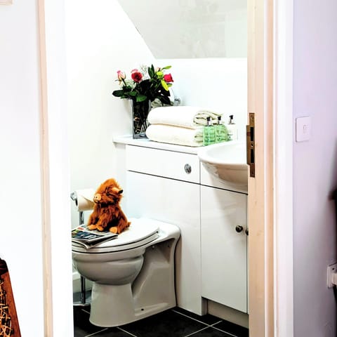 Standard Room | Bathroom | Shower, free toiletries, hair dryer, towels