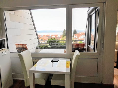 Apartment, 1 Bedroom, Non Smoking, Terrace | In-room dining