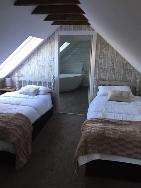 Cottage, 2 Bedrooms | 2 bedrooms, iron/ironing board, free WiFi, bed sheets