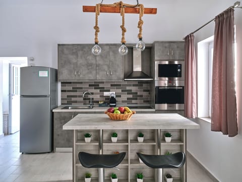 Full-size fridge, microwave, oven, stovetop