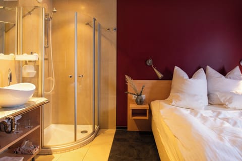 Double Room (Stadtzimmer) | Minibar, in-room safe, desk, soundproofing