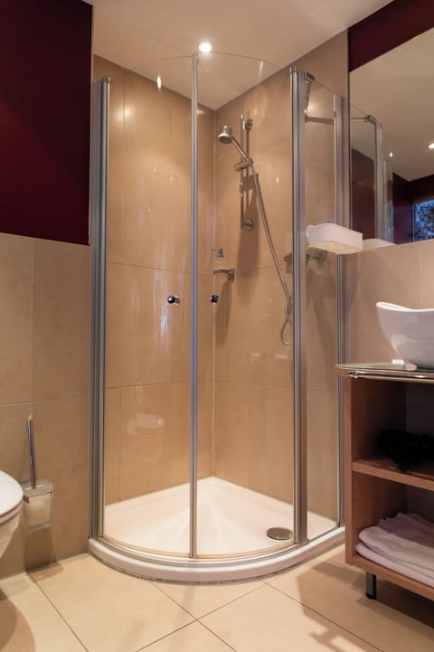 Double Room (Bachzimmer) | Bathroom | Shower, hair dryer, towels