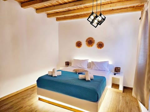 Deluxe Studio | Egyptian cotton sheets, premium bedding, in-room safe