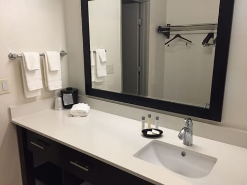 Standard Room, 1 King Bed, Non Smoking | Bathroom | Hair dryer, towels