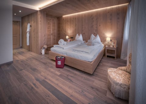 Classic Double or Twin Room | Down comforters, minibar, in-room safe, individually decorated