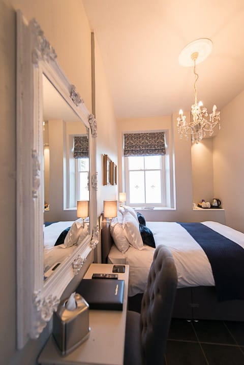 Double Room (Farquaad Room) | Egyptian cotton sheets, premium bedding, soundproofing, WiFi