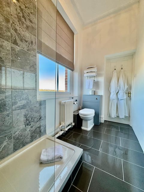 Double Room (Byron Room) | Bathroom | Free toiletries, hair dryer, bathrobes, towels