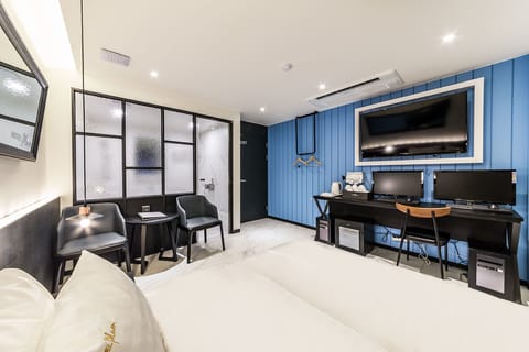 Premium Room | Desk, soundproofing, free WiFi