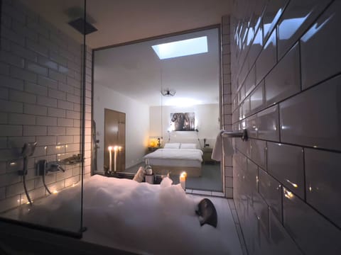 Deluxe Spa Suite 1 | 1 bedroom, memory foam beds, minibar, individually decorated