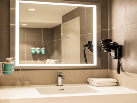 Premium bedding, in-room safe, desk, blackout drapes