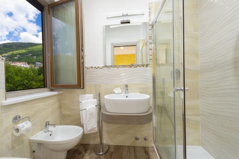 Quadruple Room (Mimosa) | Bathroom | Shower, free toiletries, hair dryer, bidet