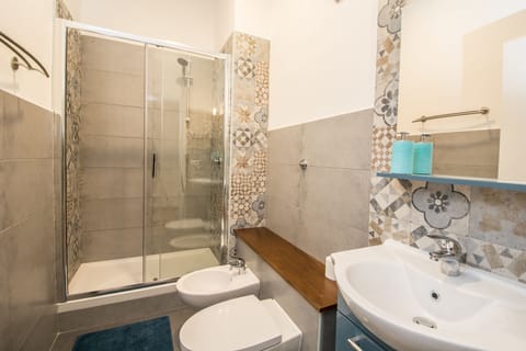 Shower, free toiletries, towels, shampoo