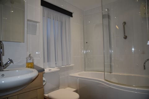 Combined shower/tub, free toiletries, hair dryer, towels